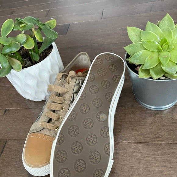 Tory Burch never worn casual sneakers. - Picture 3 of 5